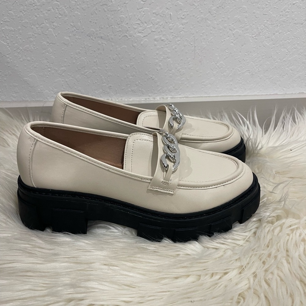 No Boundaries Round Toe Metal Chain Decor Loafers Shoes size 8 Like New